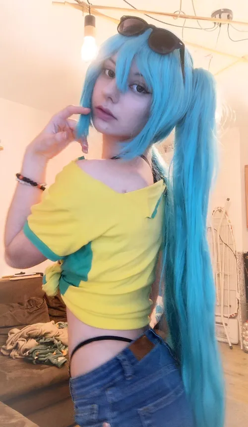 Thumbnail GammelManderine Dazzles in Brazil Miku Cosplay: A Must-See Performance