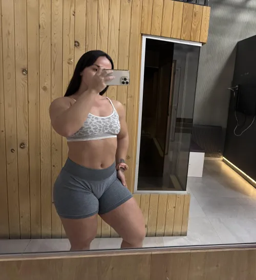 Thumbnail quadsqueen: Crushing It at the Gym