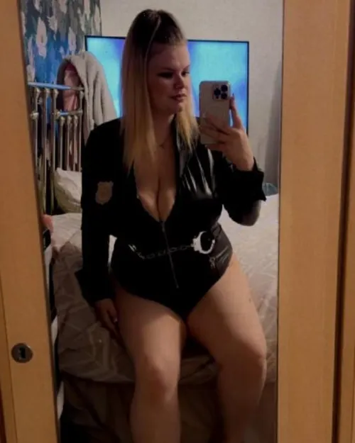 Thumbnail LovelyChubbyQueen: Chubby Slut in Seductive Leather Suit