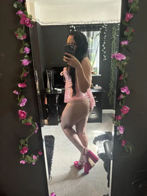 Thumbnail Pink Corset and Heels: A Stylish Affair in MILF Fashion