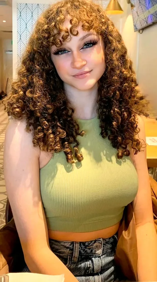 Thumbnail Marvel at Gorgeous Curls in Green | Many_Passenger_9075