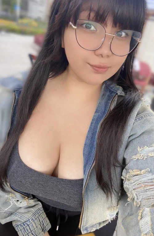 Thumbnail The Lazy Braless Life: SexyAzucena Shares Her Thoughts