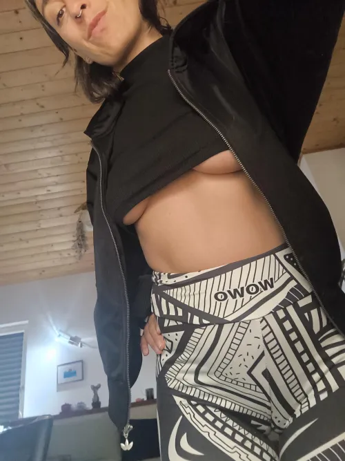 Thumbnail Revealing Fashion: LeylaLowe's Thoughts on Bold Crop Tops