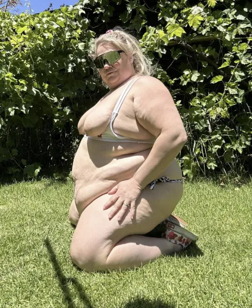 Thumbnail Basking in Sun: Tanning Adventures | ssbbw