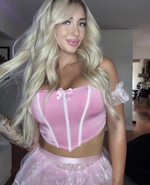 Thumbnail FitnessBarbiee Shows Off Stylish crop top corset | croptopgirls