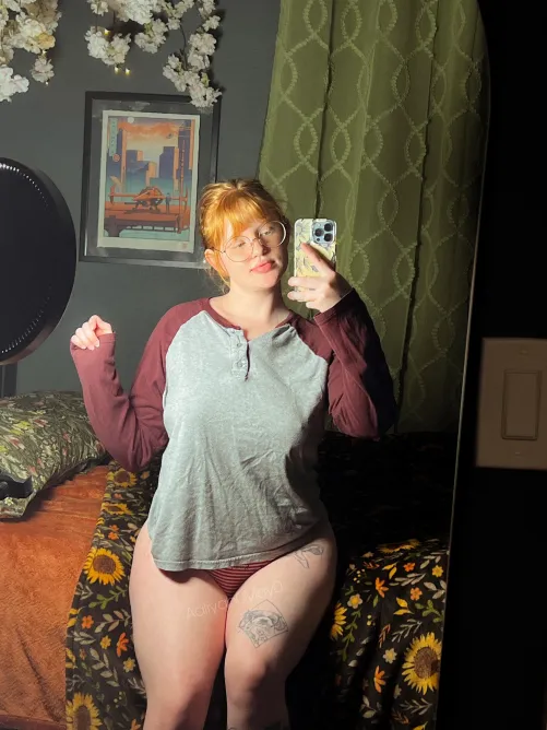 Thumbnail Aaliyah0may0's Tempting MirrorSelfie: Thick Thighs Save Lives