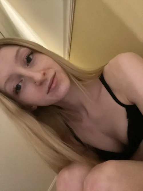 Thumbnail Chrissysellscontent Invites to Lay Between Her LegalTeens Breasts