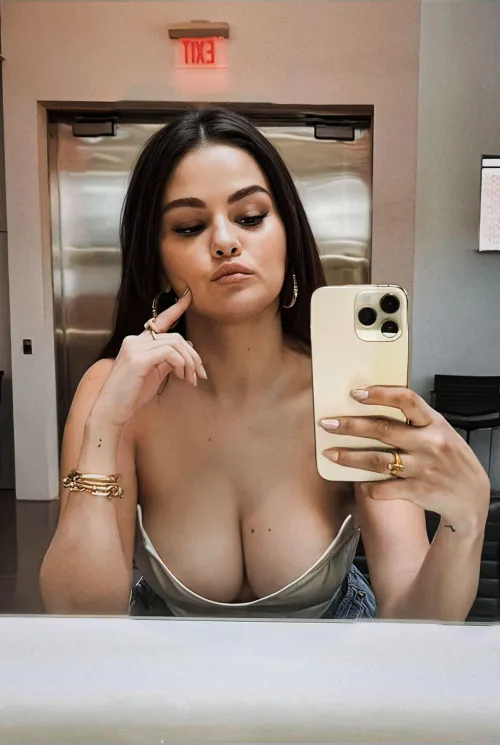 Thumbnail Capturing Selfie Perfection: Selena Gomez's Unforgettable Moment