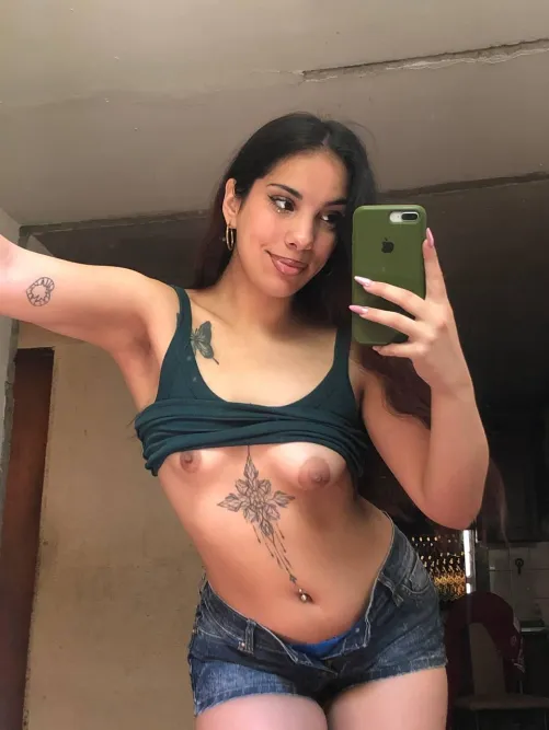 Thumbnail SexxyScene: A Braless Revelation in Nude_Selfie Confidence