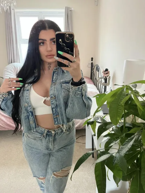 Thumbnail Itsharrietheart Embraces the Double Denim Look - A Brunette's Style