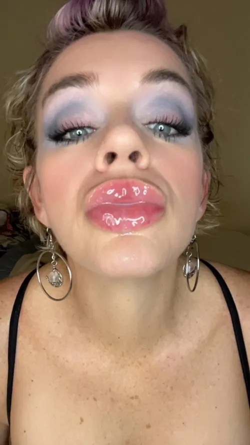 Thumbnail Lips Craving Spit: Ready for More with SashaSins555