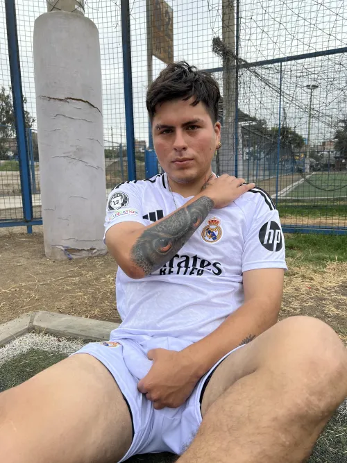 Thumbnail joanmanly Tantalizes with Soccer Player's Bulge in AlphaMalePorn