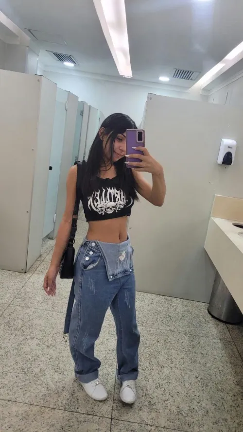 Thumbnail bella_gains' Ultimate Guide to Black Crop Tops and Jeans