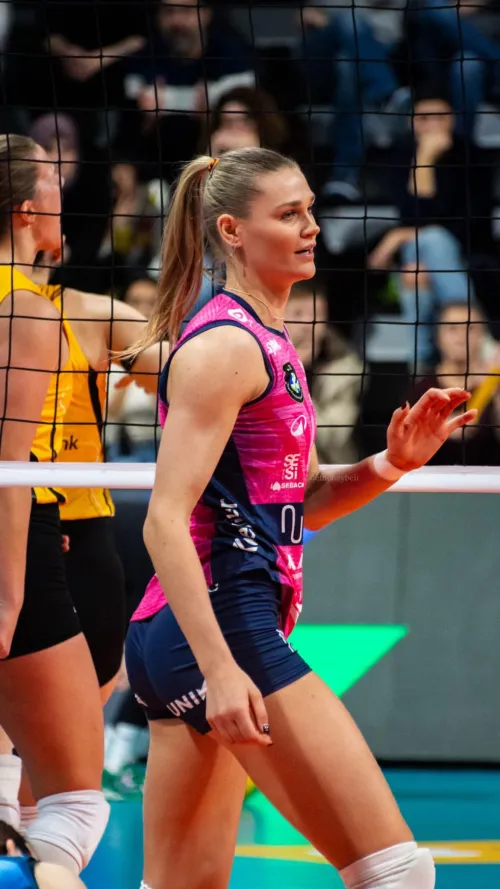 Thumbnail Discover Volleyball Beauty Nika Daalderop with HoodRunner_