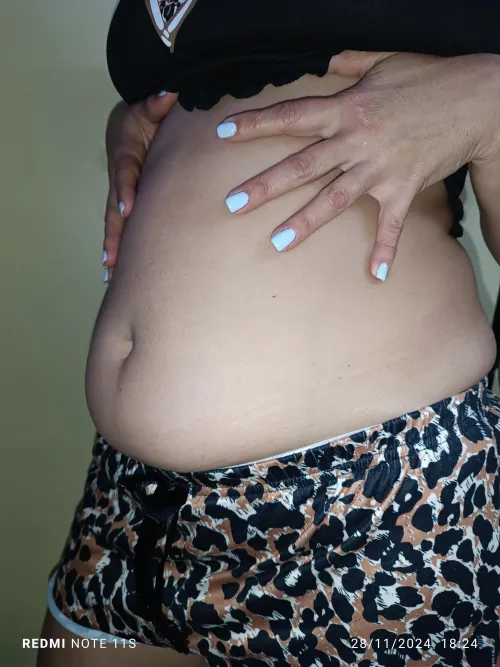 Thumbnail Admiring Bellies: Do You Like My Pretty Belly? - Wide-Session9791