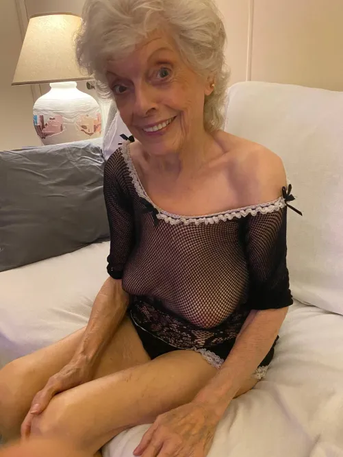 Thumbnail Age-defying Beauty: Meet Lucy at 85 | lucy-cutest