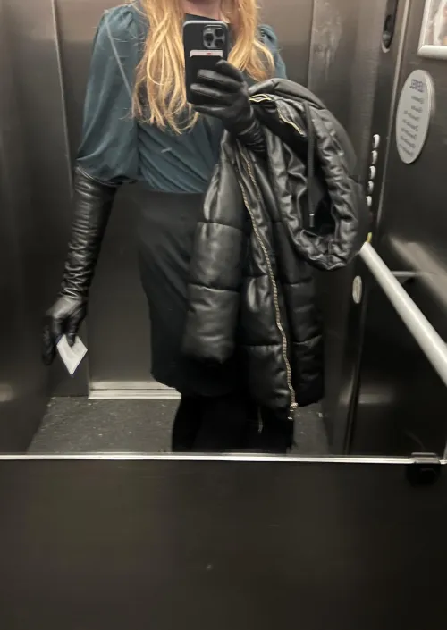 Thumbnail chaznthat1 on LadiesInLeather: Embracing Leather Gloves Fashion