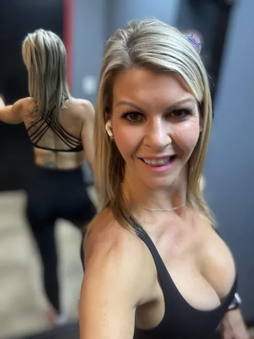 Thumbnail All American Gym Mom: Unveiling the Life of fitnesswife1983