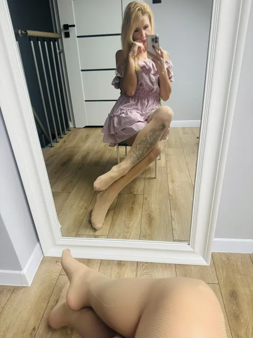 Thumbnail Captivating in New Dress: krasiwa's MirrorSelfie Confidence