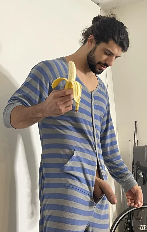 Thumbnail GreekFabio's Lip-Wrapping Banana Adventures on AlphaMalePorn