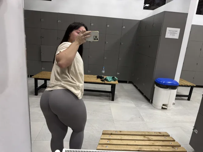 Thumbnail Gym Crush: A Peek into quadsqueen's slutsofsnapchat World