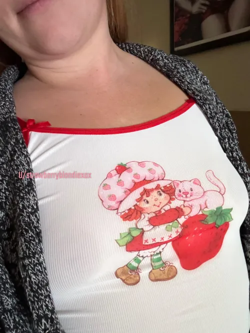 Thumbnail StrawberryBlondiexox Embraces Braless Coziness