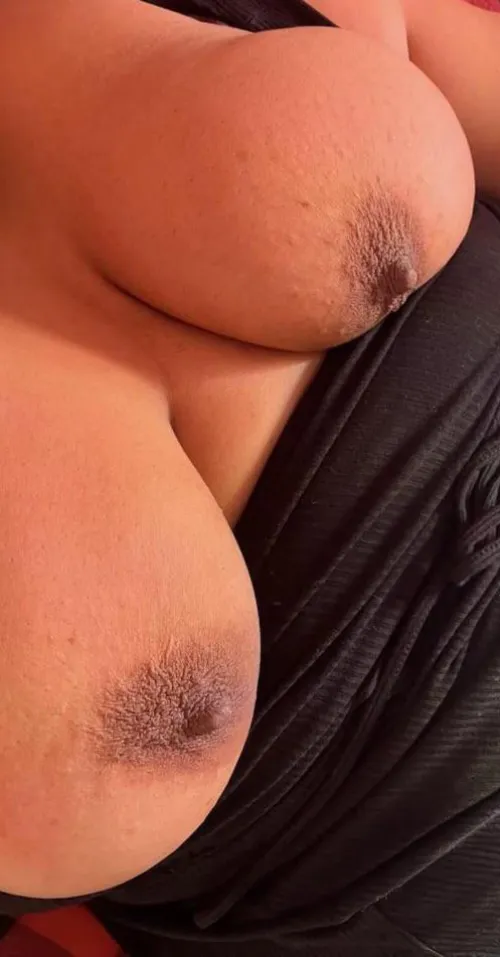 Thumbnail Playful Encounters: Embracing Bigareolas with pearldoesp0rn