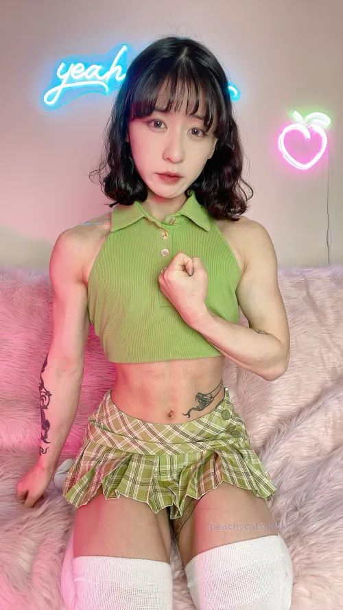 Thumbnail Powerful Image: Small Girl with Big Muscles | peachycatsnack