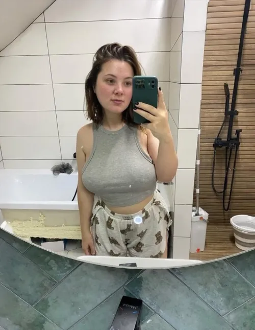 Thumbnail Valeriestyle's Mirror Selfie: A Peek into 24f Stay-at-Home Mom's Life