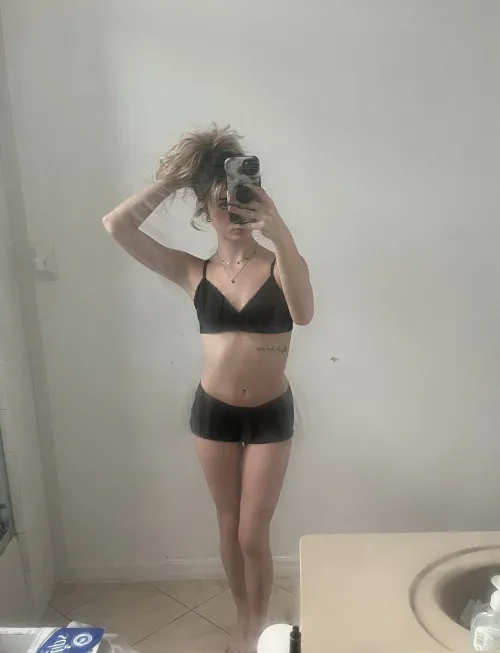 Thumbnail Petite Reflections: Discover prttykam_xoxo's Gorgeous Body