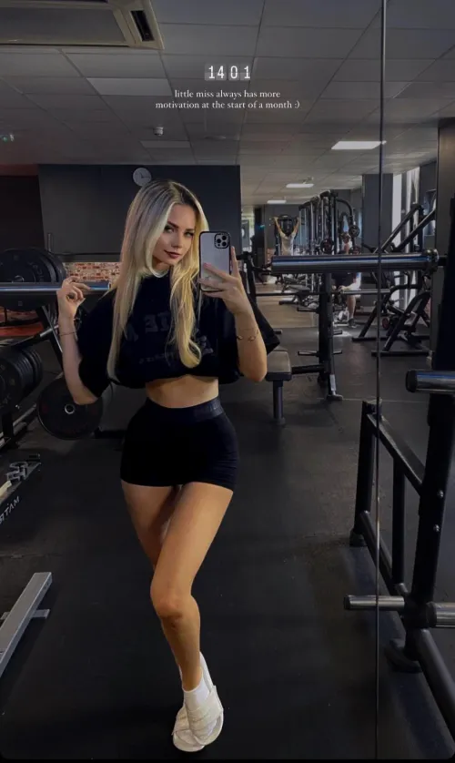 Thumbnail Enhance Your Workout with Trendy Crop Tops at the Gym