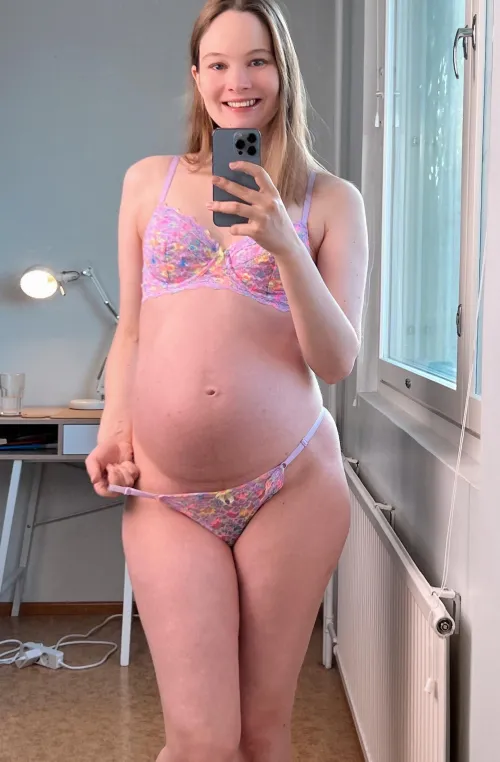 Thumbnail Preggo Glow: FutureMilfSophia's Sensual PreggoPorn Experience