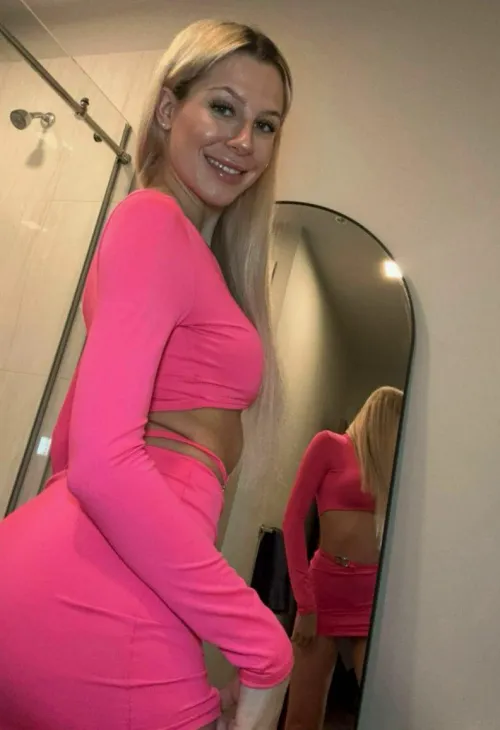 Thumbnail Crop It Like It's Hot in Pink with petitebaddiexo