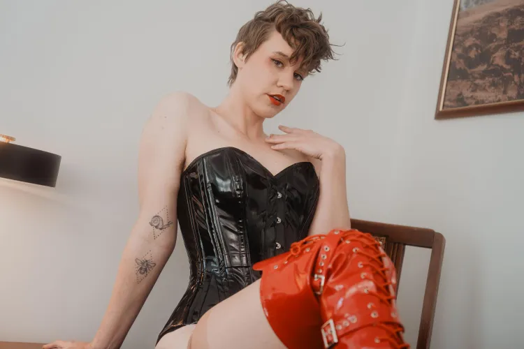 Thumbnail Short Hair & Corsets: DonnaMaeTrichs' Fascination | shorthairchicks