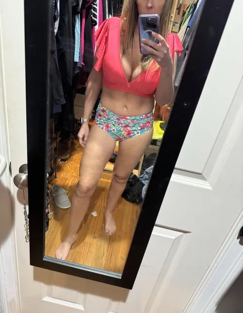 Thumbnail Disliked Swimsuit: Mom_gone_wild's Confession in OnlyFans101 Category