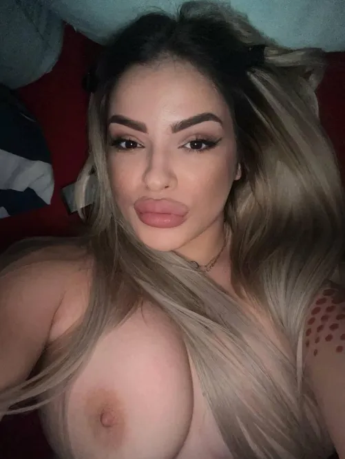 Thumbnail Big Lips or Big Boobs: Which One Do You Prefer? Nude Selfie Category