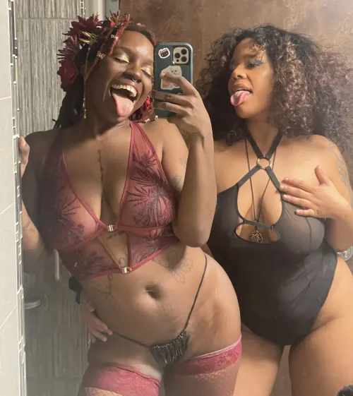 Thumbnail PiscesandClassy: Meet Your Favorite Lesbian Couple - HotBlackChicks