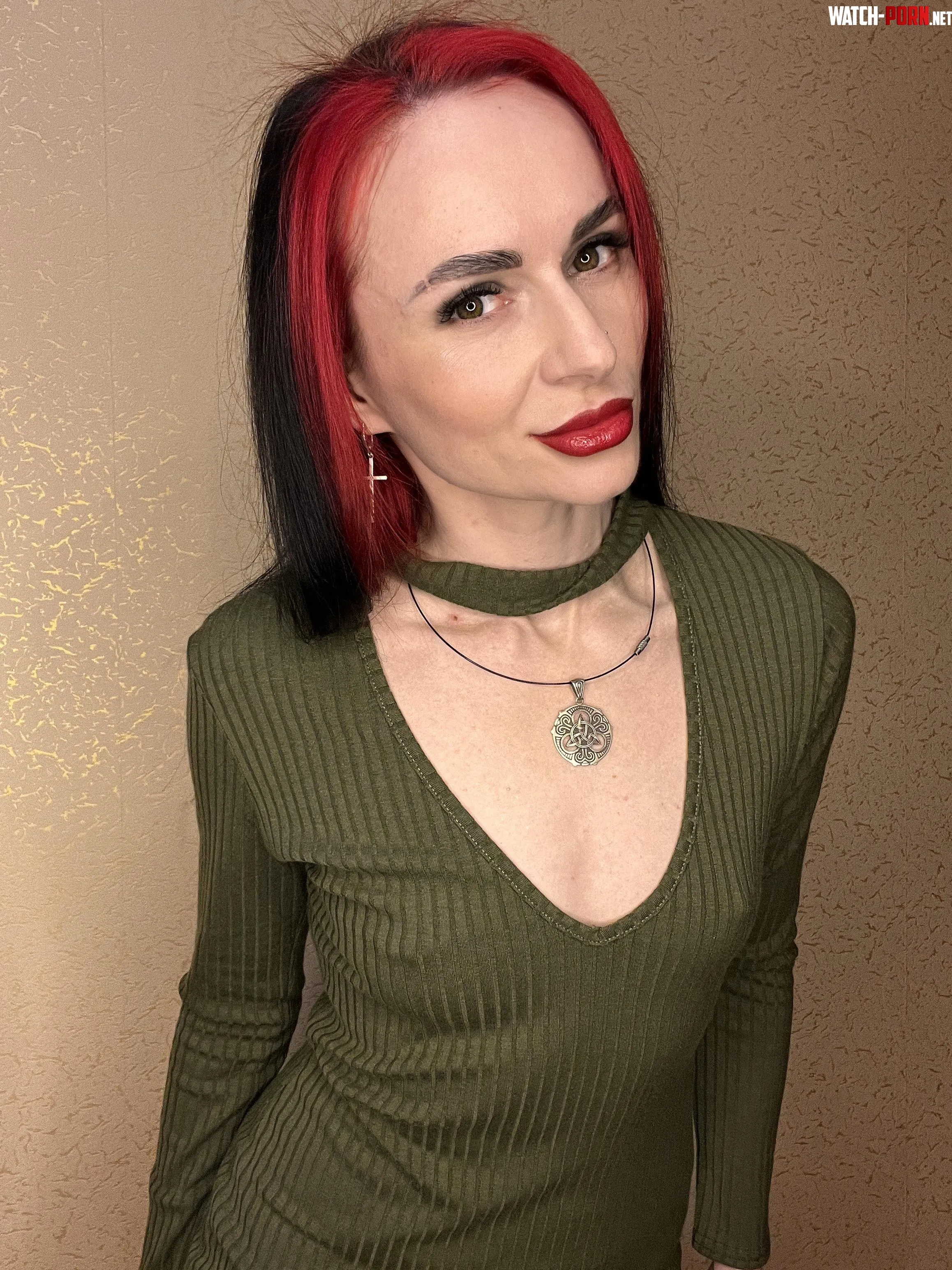 The green dress contrasts nicely with my red hair and lips by CelestWarden