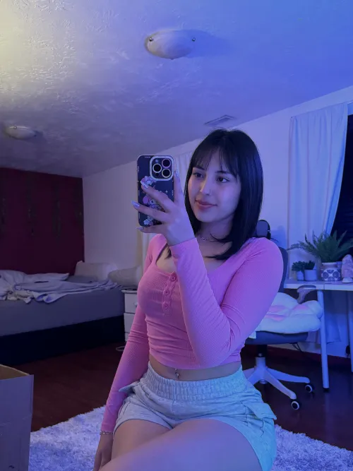 Thumbnail Ready for Attention: PeachyPie44's Alluring Croptop Style