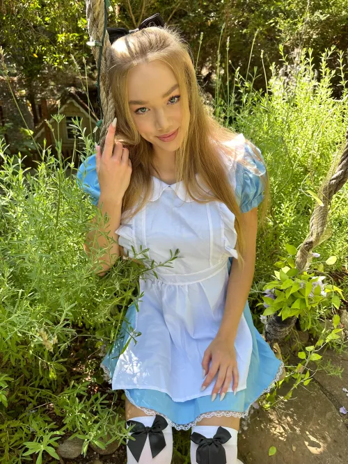 Thumbnail Alice in Wonderland Cosplay: Emmabelovedxo's Enchanting Portrayal