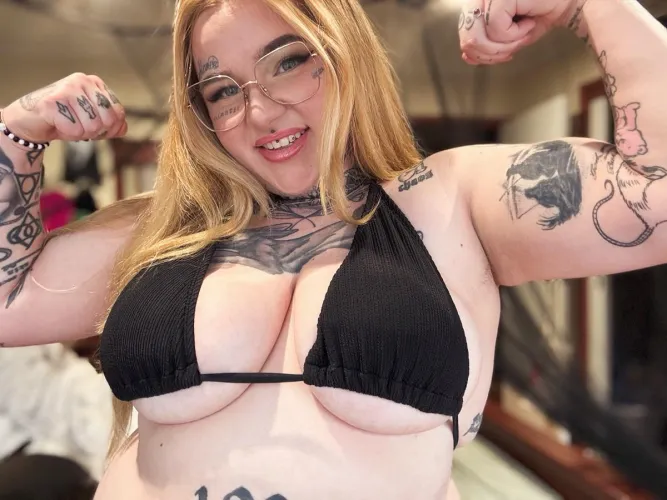 Thumbnail Goth Big Titty Muscle Mommy by deviousflamingoo in bigtiddygothgf Category