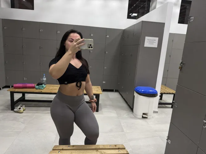 Thumbnail Crushing at the Gym: By quadsqueen