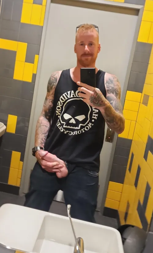 Thumbnail Selfie in a Public Bathroom by Hungkiwiginger in ladybonersgw