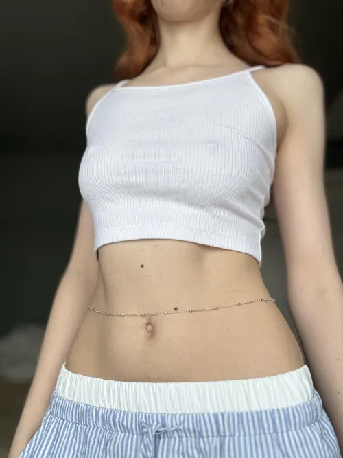 Thumbnail Comfortable and Carefree: long-legzzz's Croptopgirls Weekend