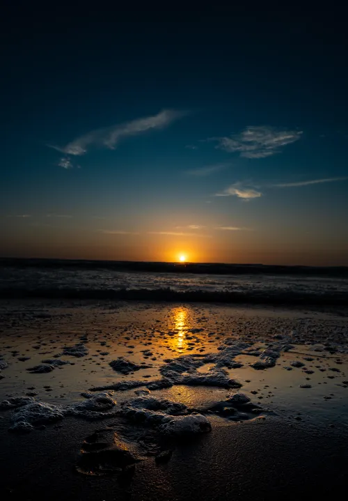 Thumbnail Soothing Beach Sunset: chnyief's Captivating view of the Beach