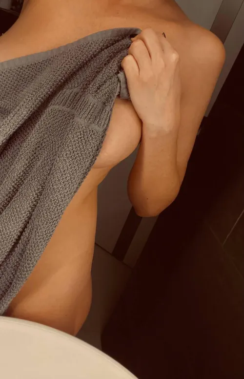 Thumbnail Unwrap the Beauty in Toripapp's Latest Nude Selfie