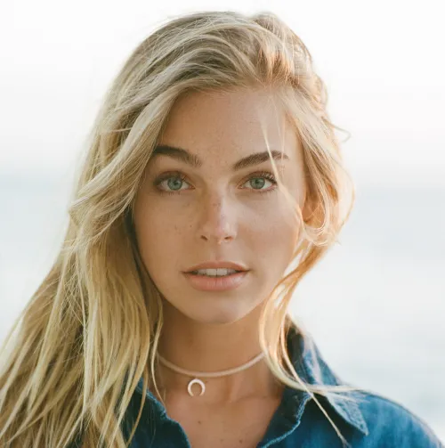 Thumbnail rom003 Features Elizabeth Turner in the PrettyGirls Category