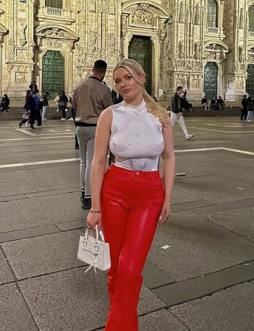 Thumbnail Experiencing Milan's Beauty: A Journey with ponexiy in 2busty2hide