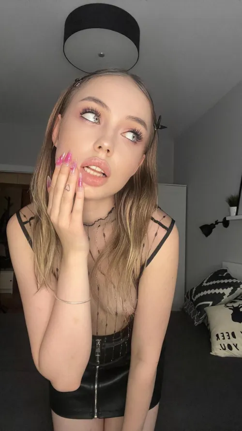 Thumbnail MouseleySii Offers a Sensual Back Scratch Experience | nailFetish