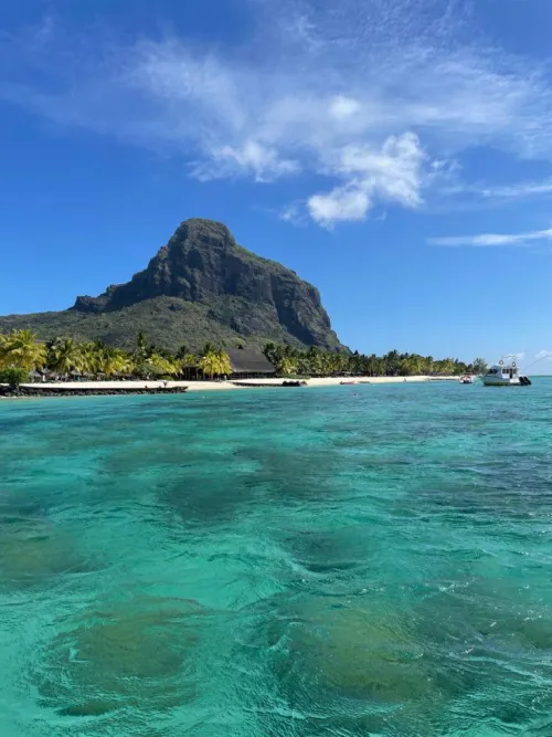 Thumbnail Le Morne, Mauritius by yeuxdusphynx in beach Category